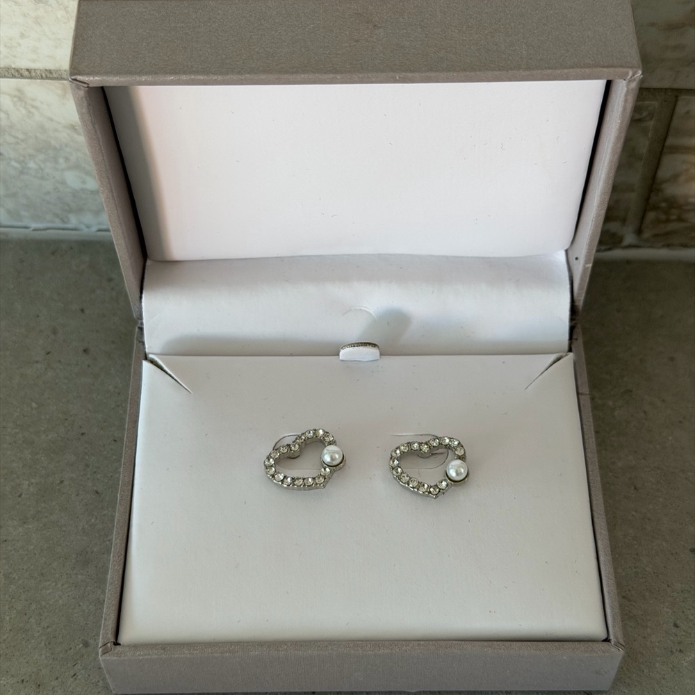 NWT Elegant Heart Earrings